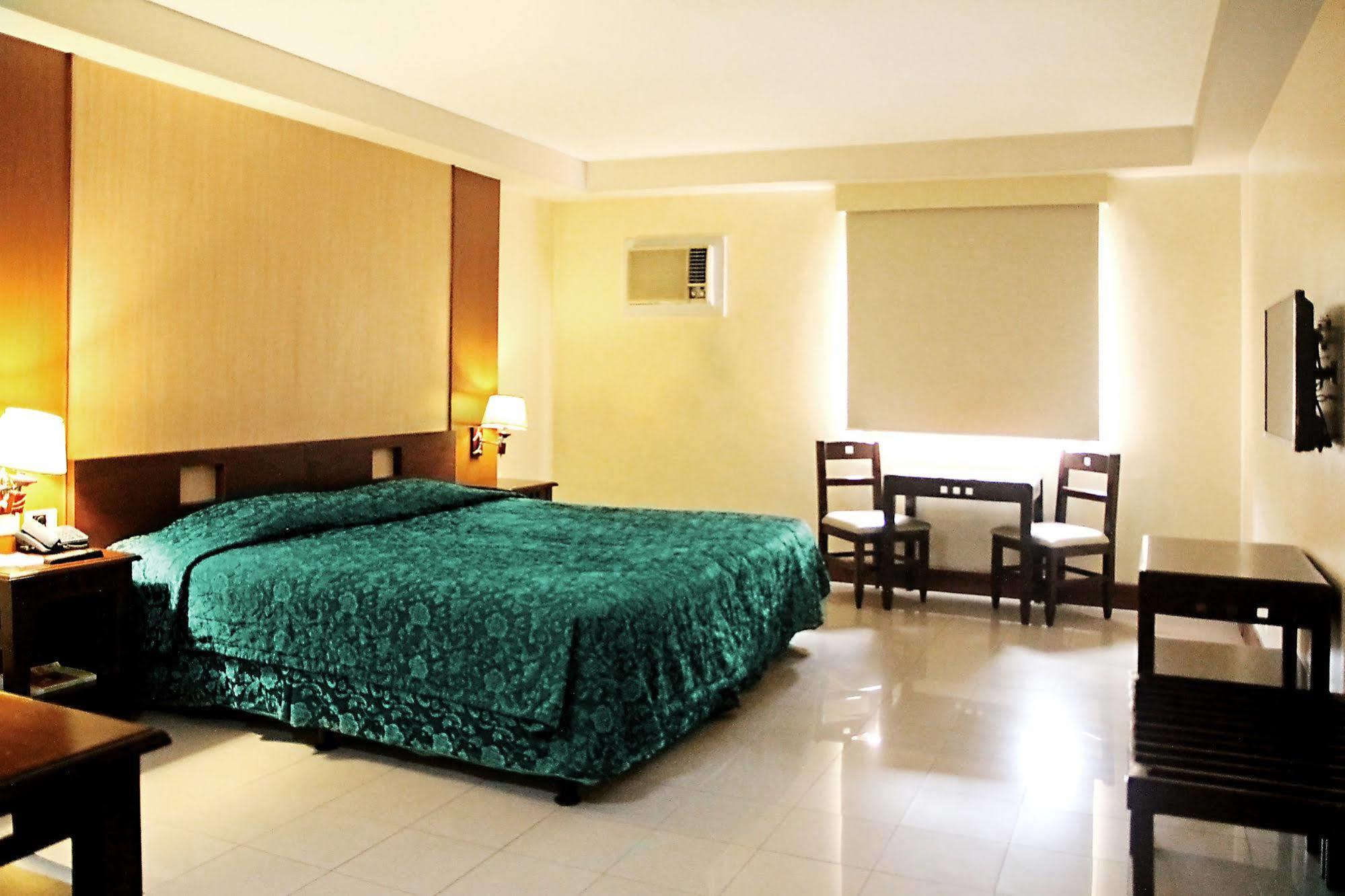 Cherry Blossoms Hotel 马尼拉 外观 照片
