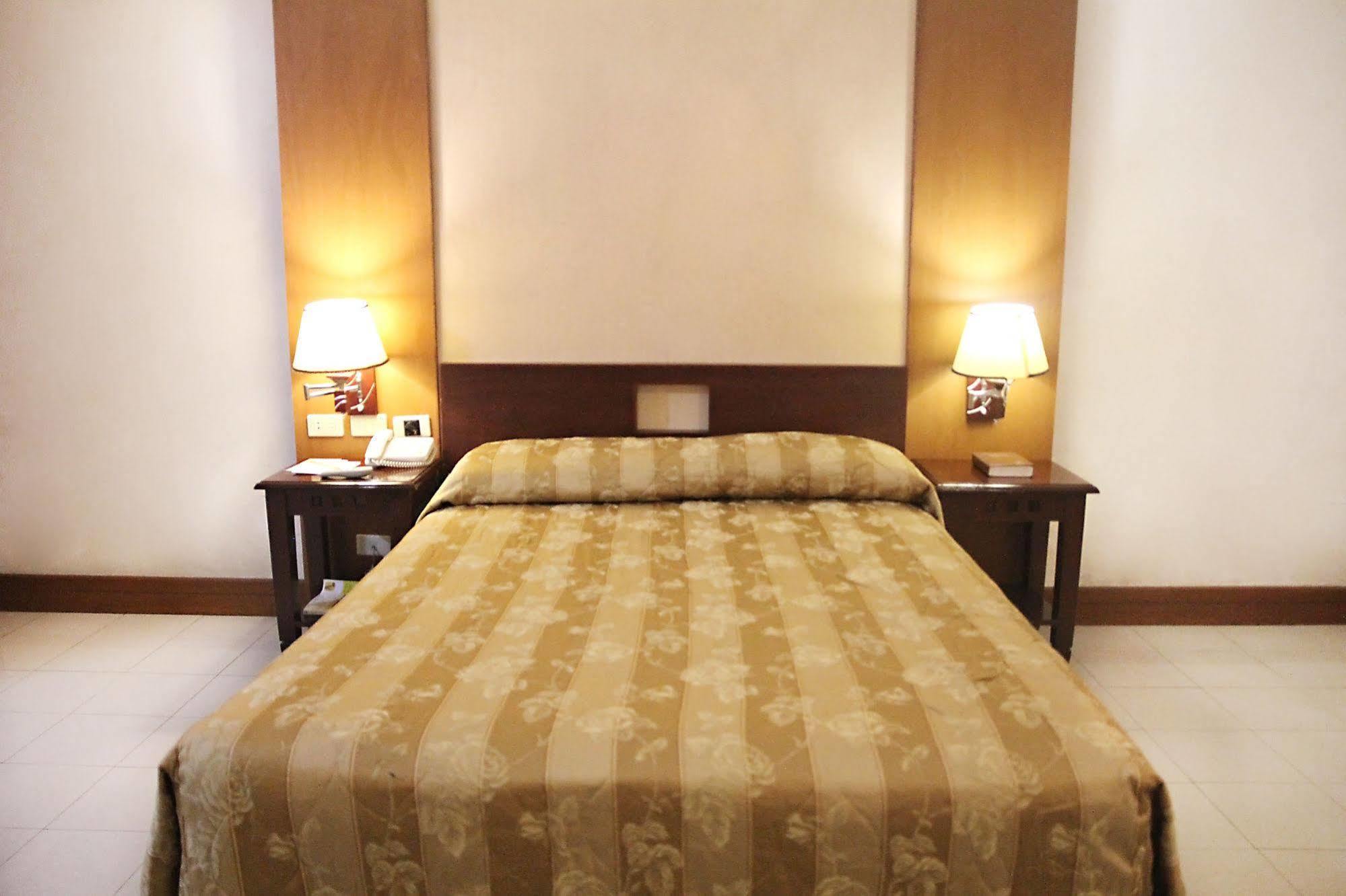 Cherry Blossoms Hotel 马尼拉 外观 照片