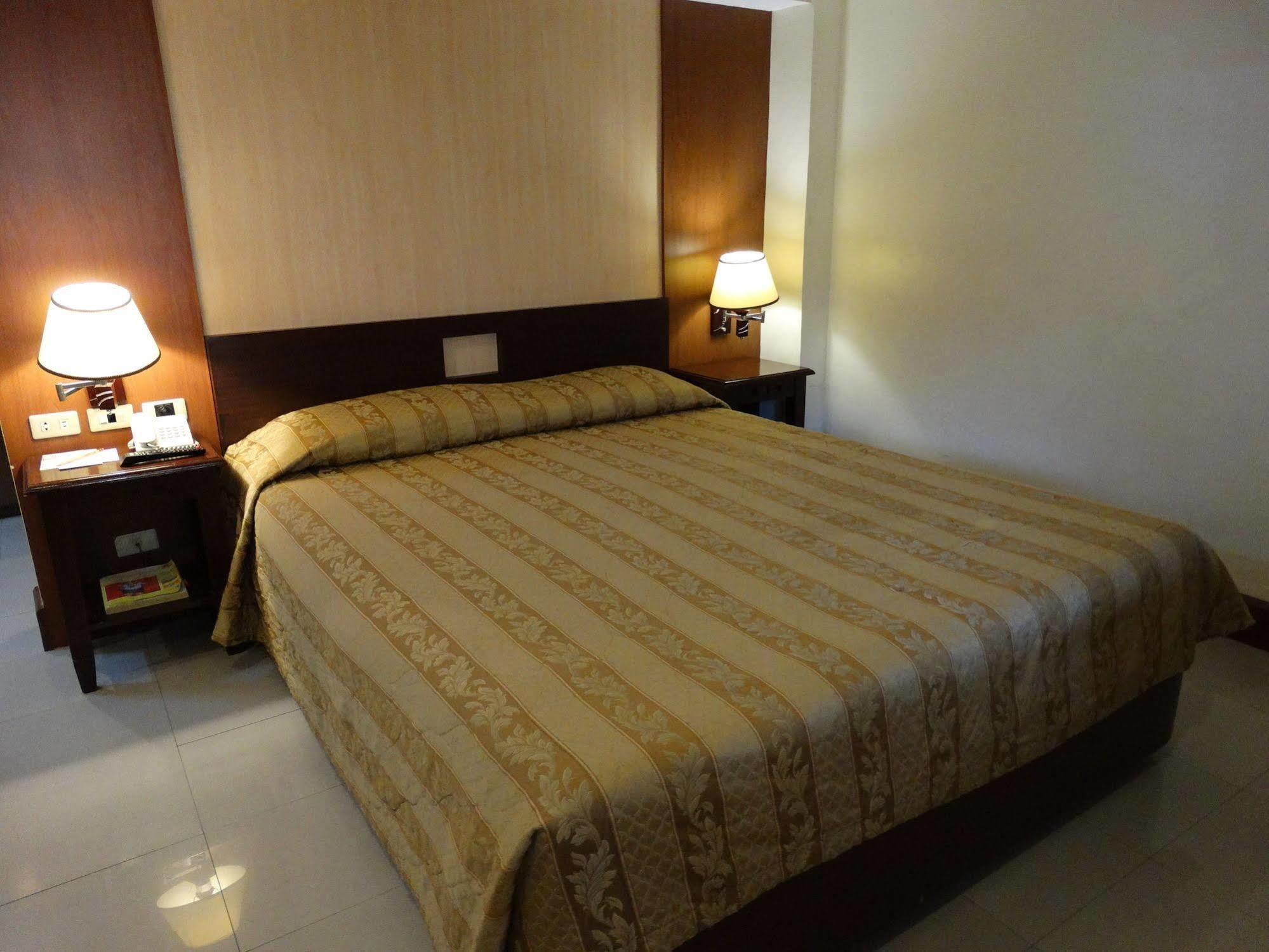 Cherry Blossoms Hotel 马尼拉 外观 照片